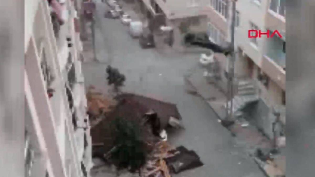 Binanın çatısı otomobilin üzerine uçtu