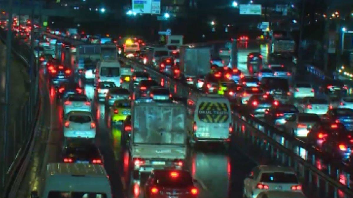 Lodos trafiği felç etti; yoğunluk yüzde 85