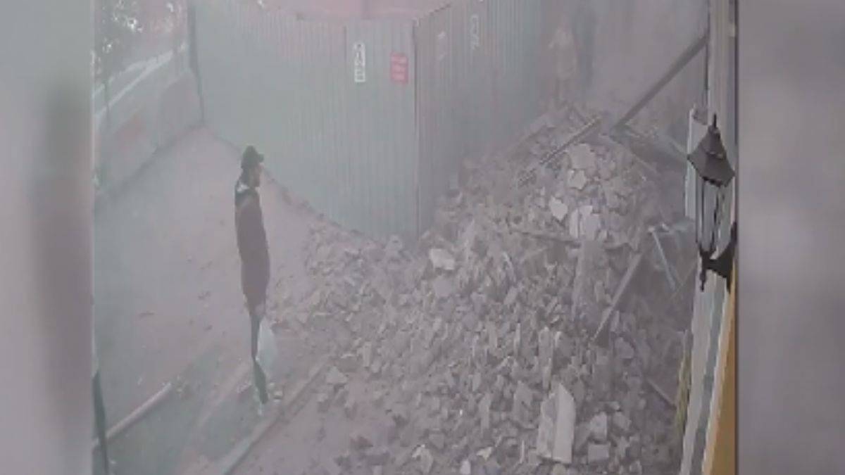 Fatih'te metruk binanın çökme anı kamerada