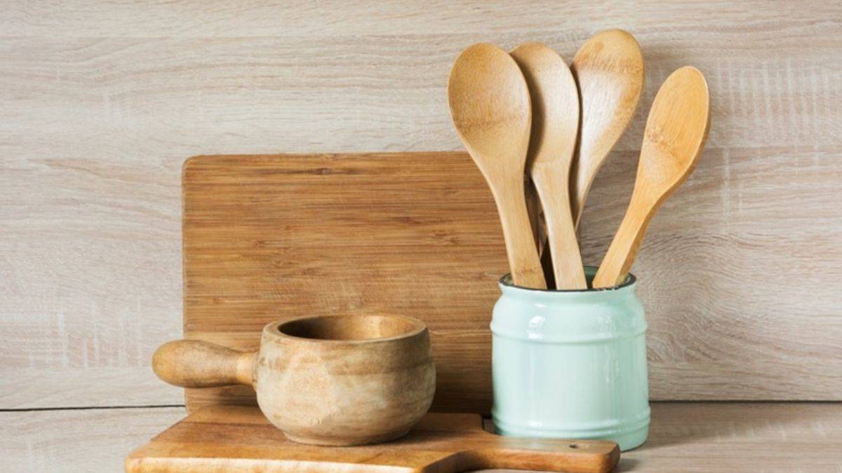 Yemek yaparken tahta kaşık kullanın! Çünkü...