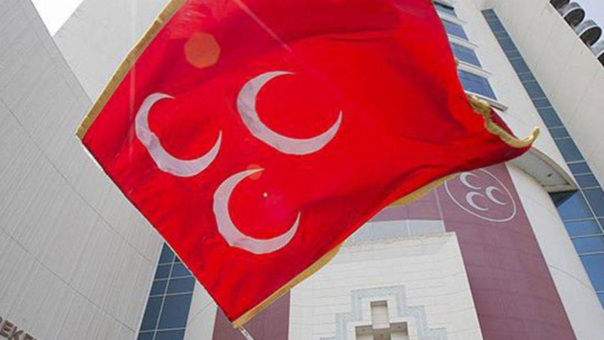 CHP ve İYİ Parti'den istifa eden 27 kişi MHP'ye geçti