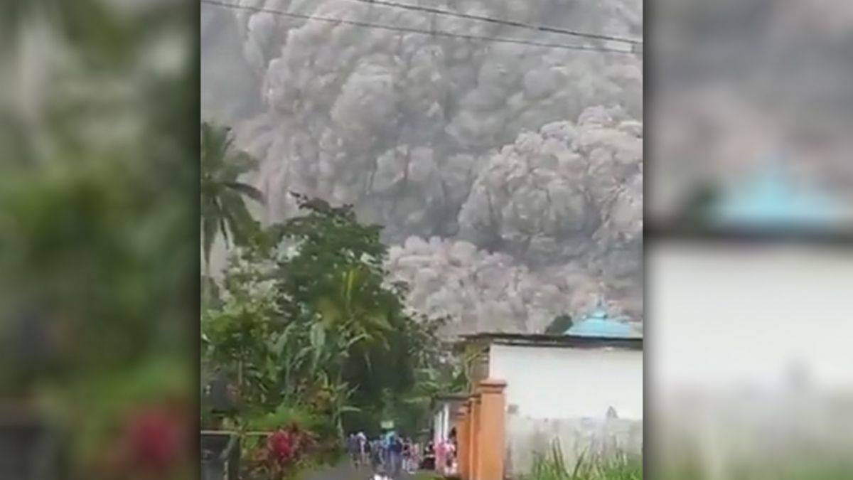 Endonezya'da Semeru yanardağı patladı! Halkın panikle kaçıştığı o anlar
