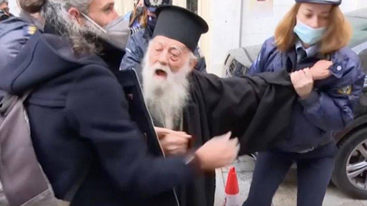 Yunanistan'da Ortodoks rahipten Papa Francis'e: ''Sen bir kafirsin''