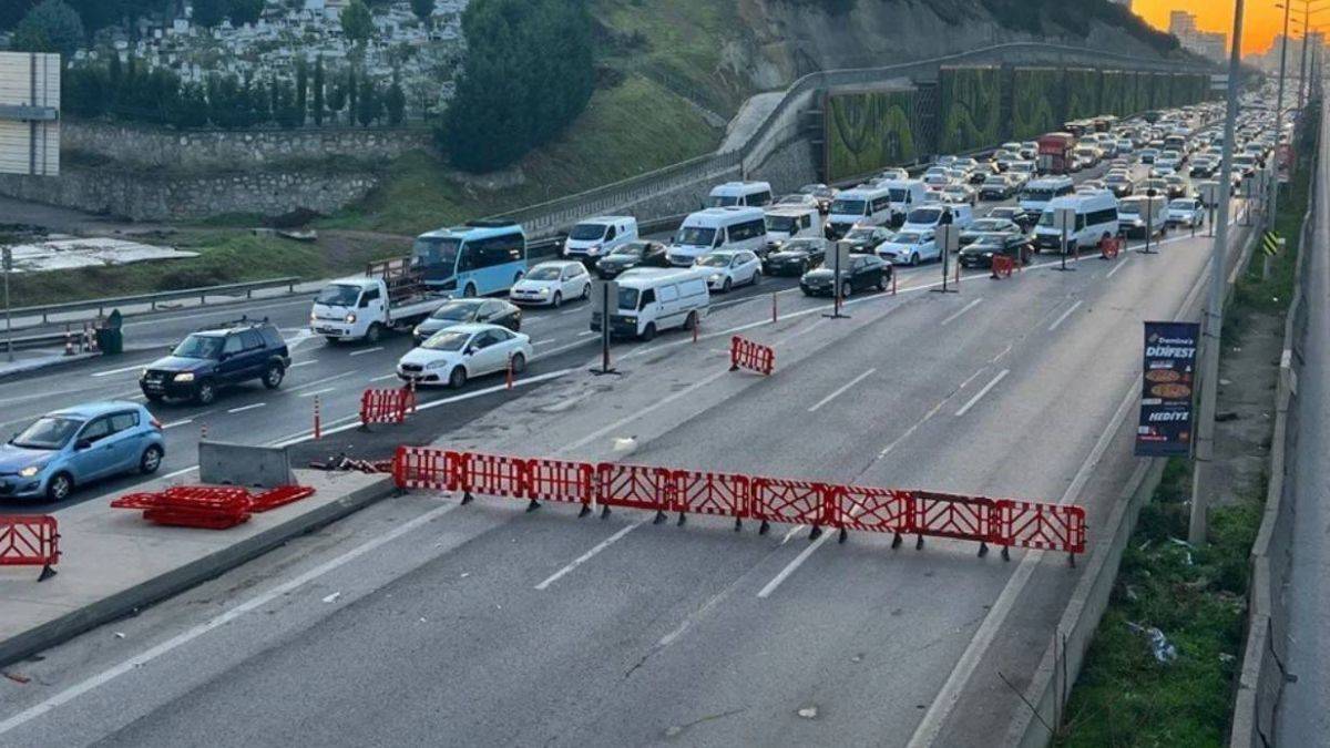 İstanbul Ataşehir, Maltepe mevkii D-100 Karayolu Kadıköy istikameti neden kapalı? İstanbul Ataşehir D-100 Kadıköy yolu ne zaman açılacak?