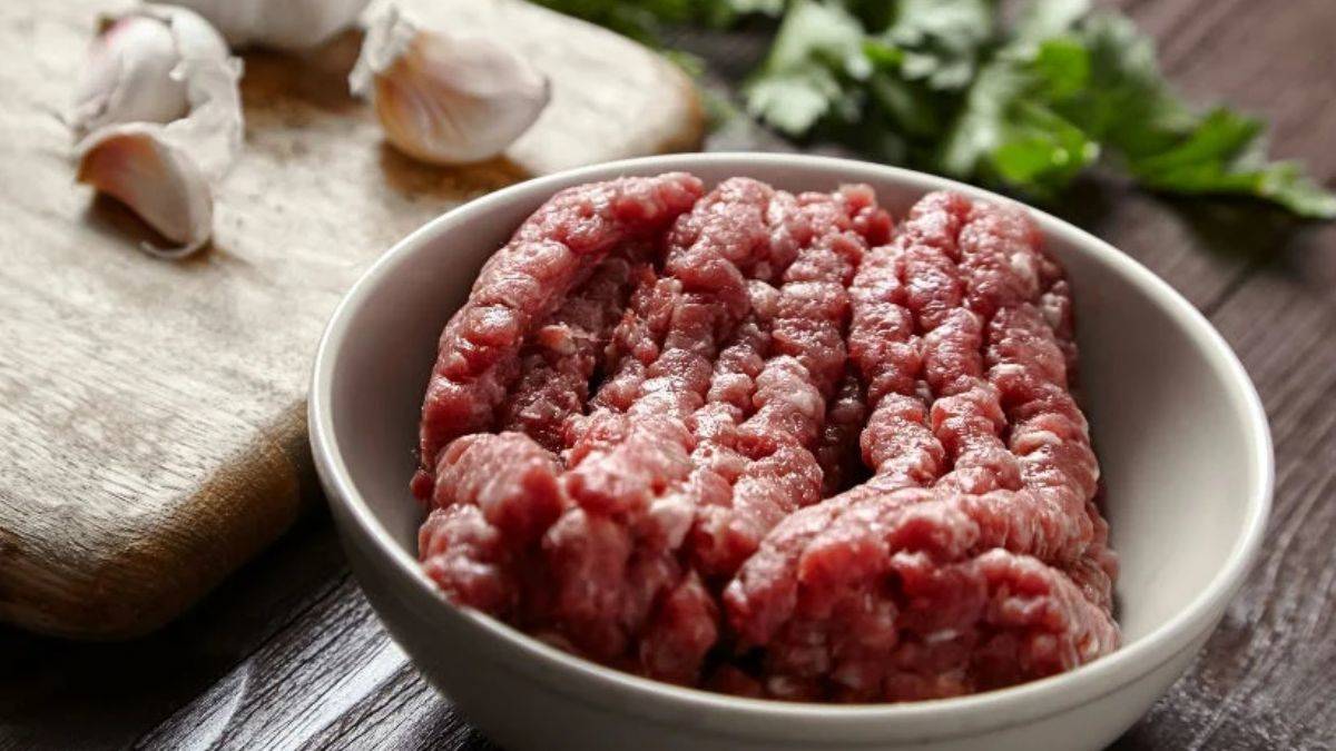 Укроп мясо. Raw minced meat German. Minced meat White background.