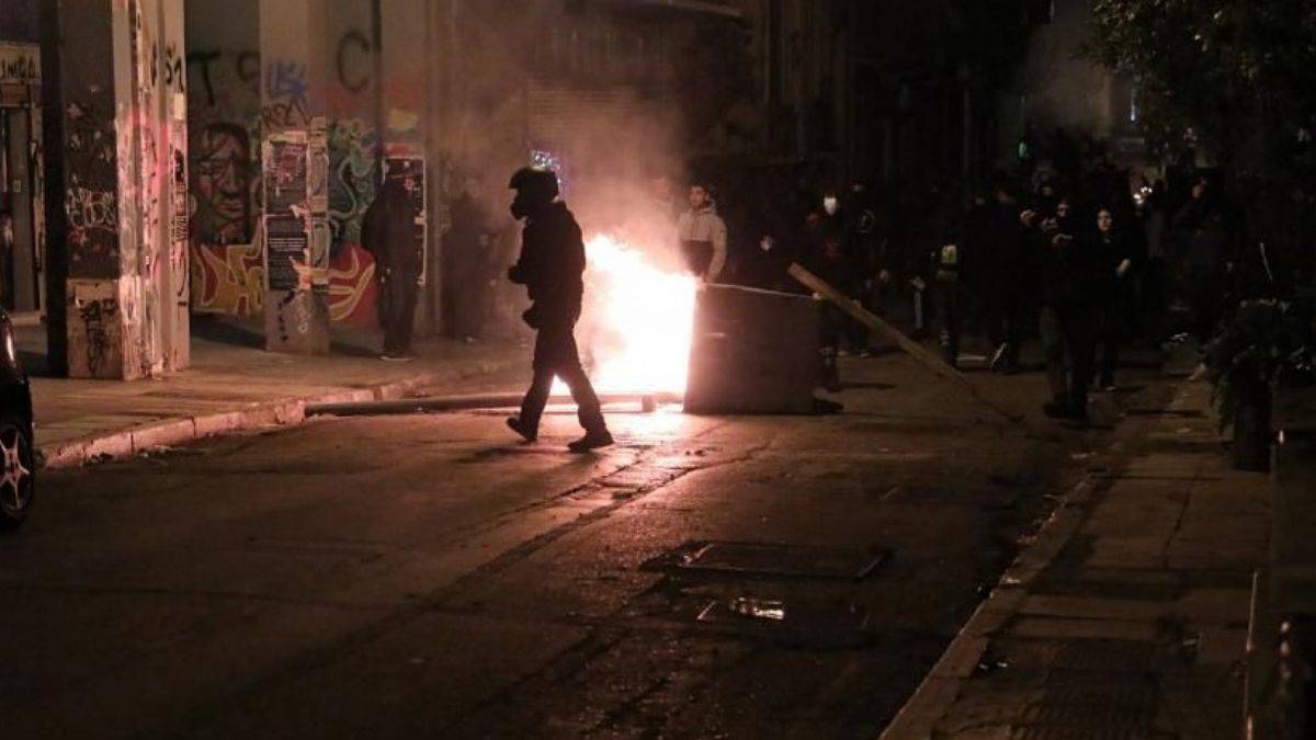 Yunanistan'da sokaklar karıştı: Alexis'in öldürülmesini protesto edenler polisle çatıştı