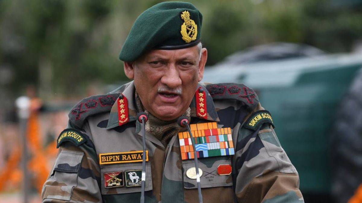 Hindistan Genelkurmay Başkanını taşıyan helikopter düştü