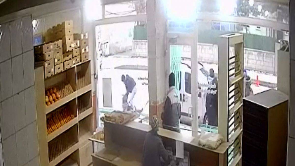 Cadde ortasında eski eşini bıçakladı