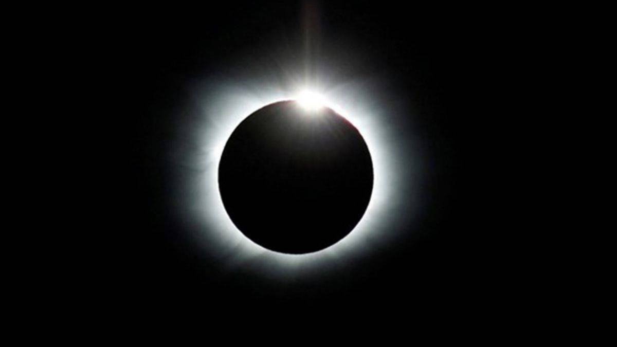 Güneş tutulması Uzay'dan nasıl gözüküyor?