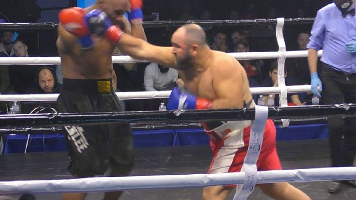 Türk boksör Serdar Avcı, daha önce Tyson'ı nakavt eden Williams'a ringi dar etti