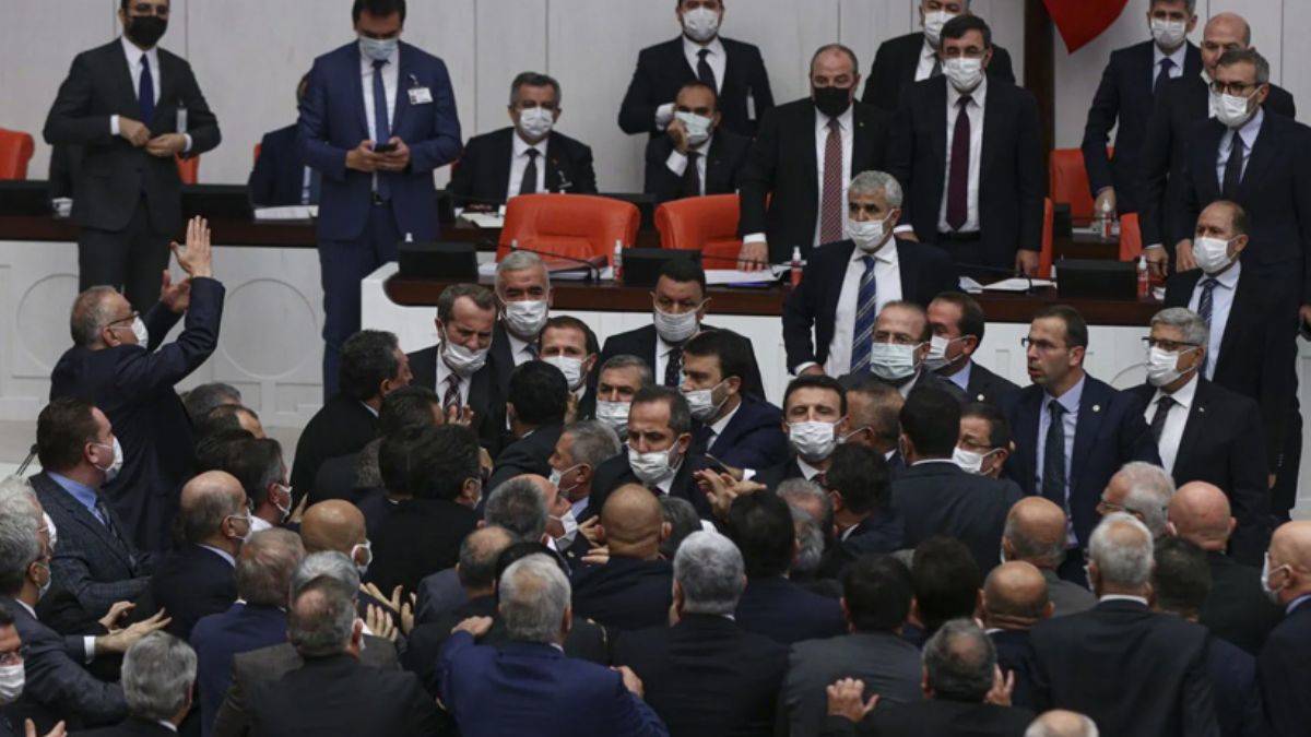 Meclis’te 14 saatlik gergin görüşme: 3 kez yumruklu kavga, 8 kez oturuma ara verme!