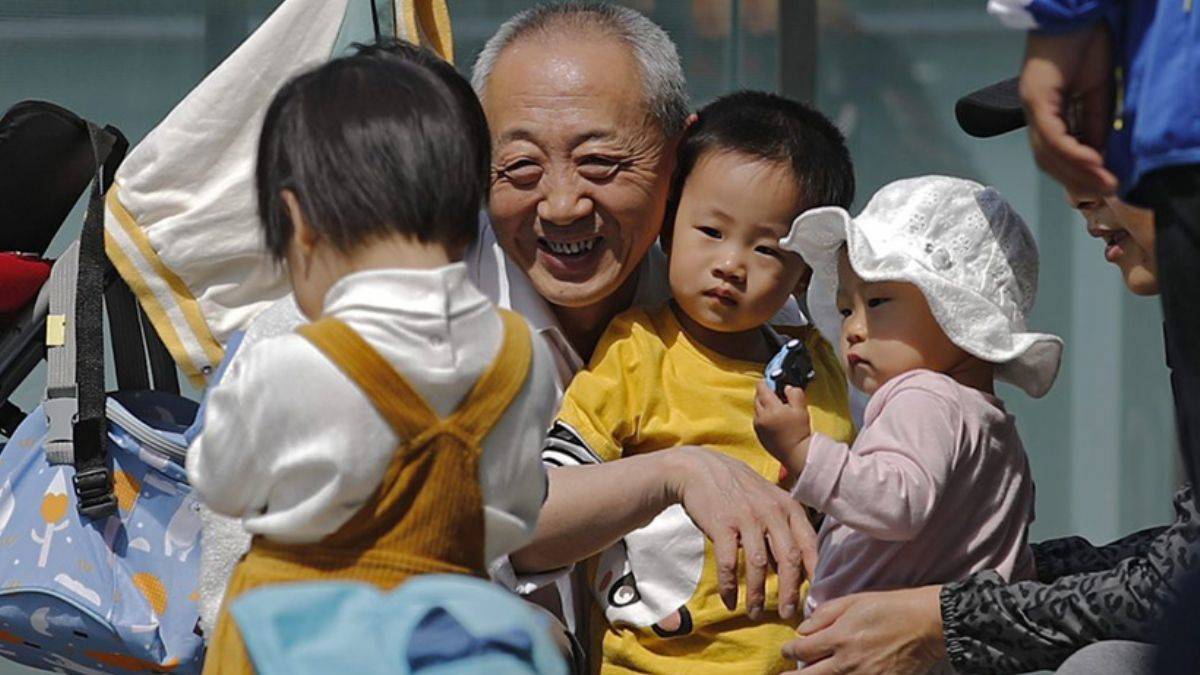 Çin medyası: Komünist Parti üyelerinin üç çocuk yapma sorumluluğu var