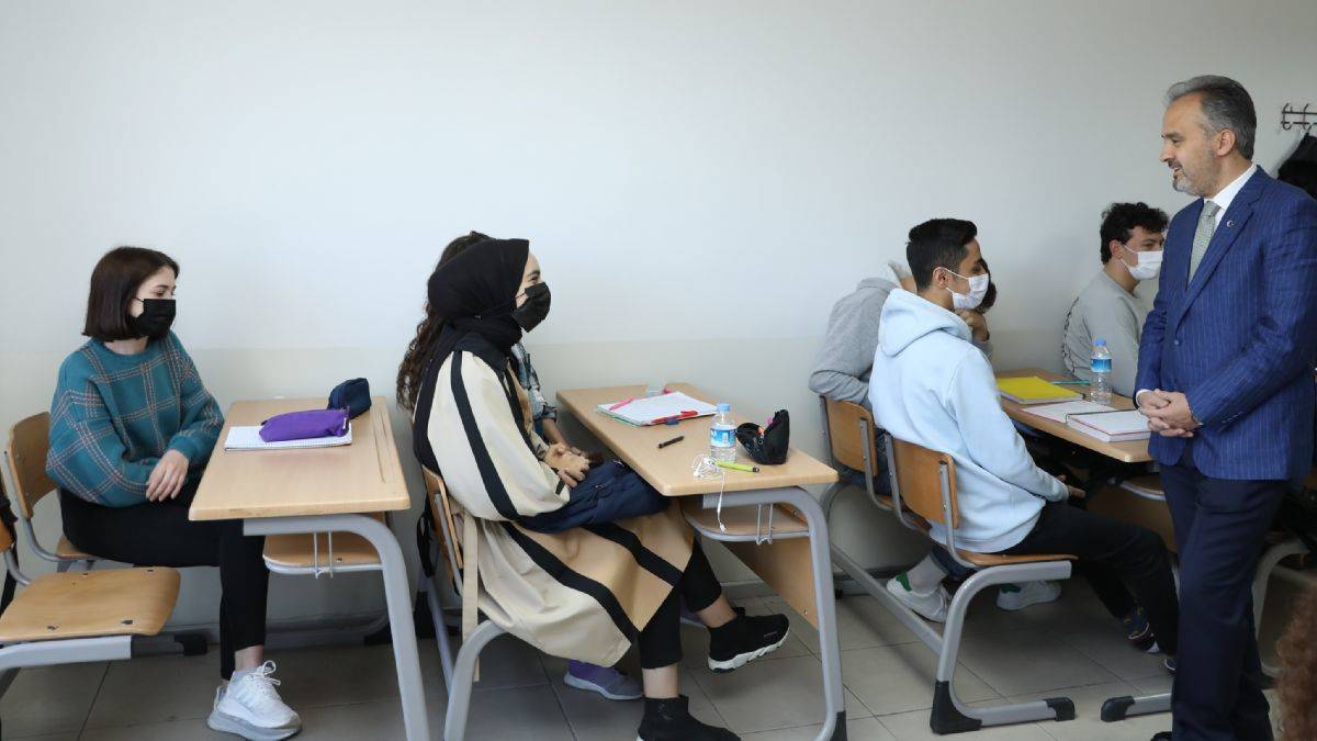 Büyükşehir, gençleri üniversiteye hazırlıyor