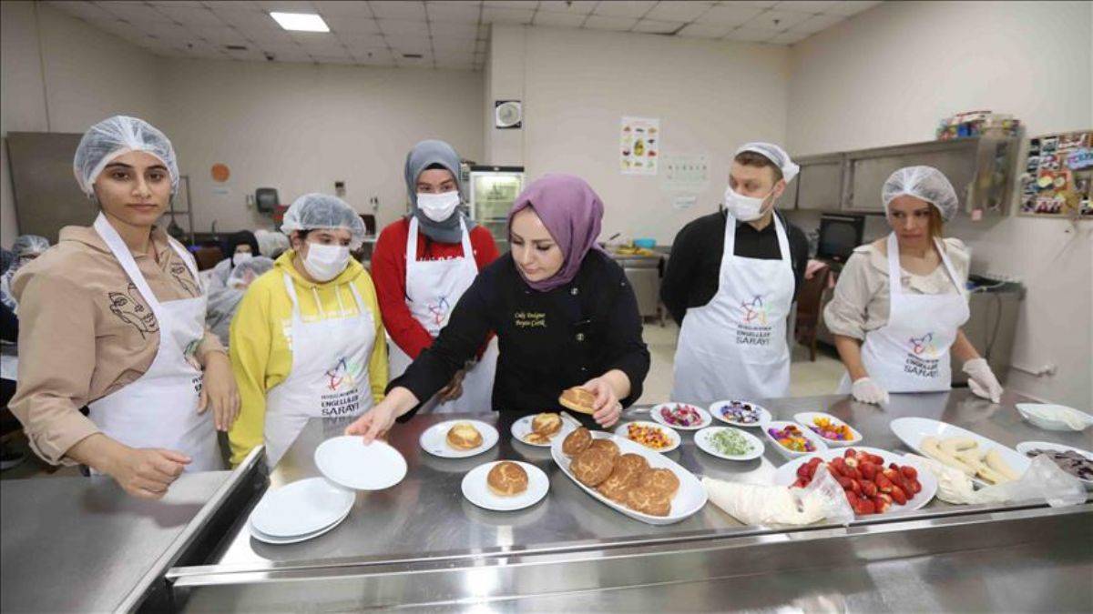 Bağcılar'da engelli bireyler canlı çiçeklerle pasta yaptı