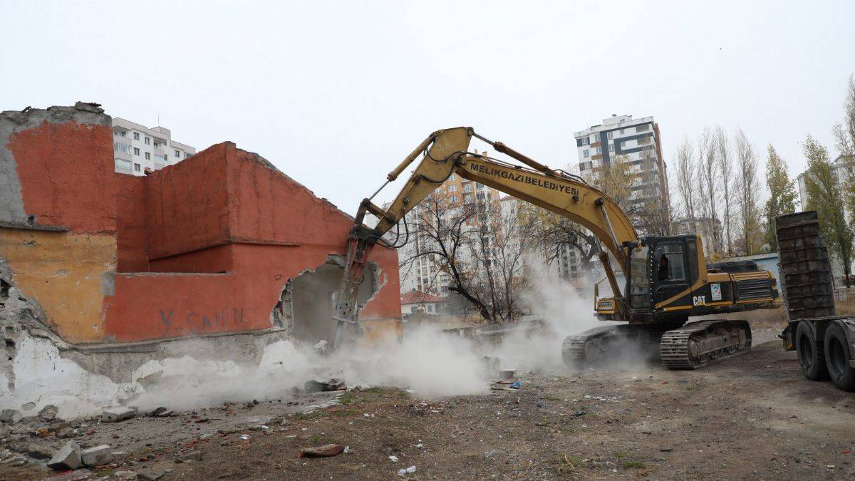 Melikgazi'de tehlike arz eden ve metruk yapılar yıkılıyor