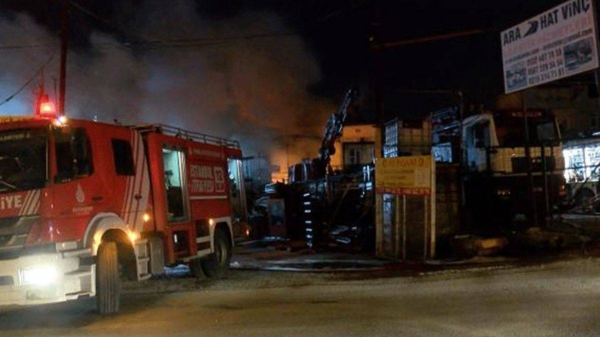 Ümraniye'de hurdalıktaki akaryakıt tankında yangın