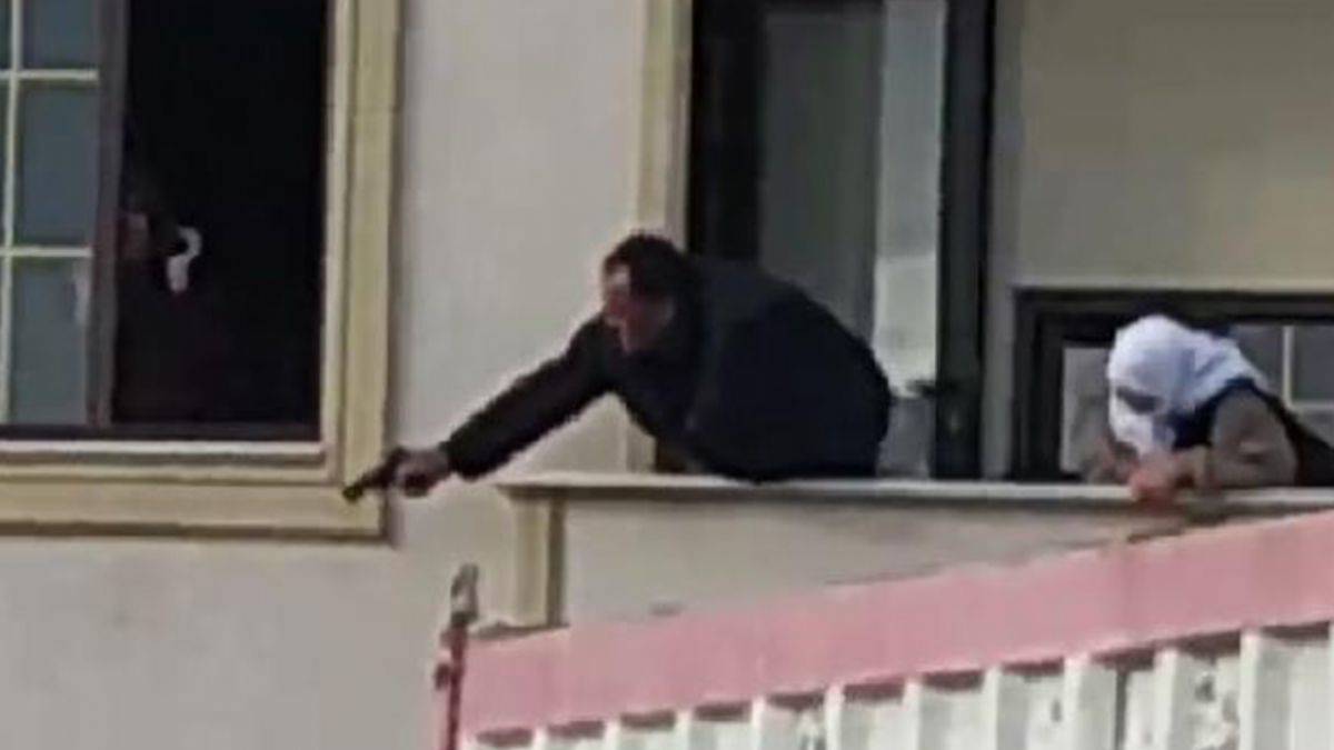 Balkondan kiracısına ateş açtı! O anlar kamerada