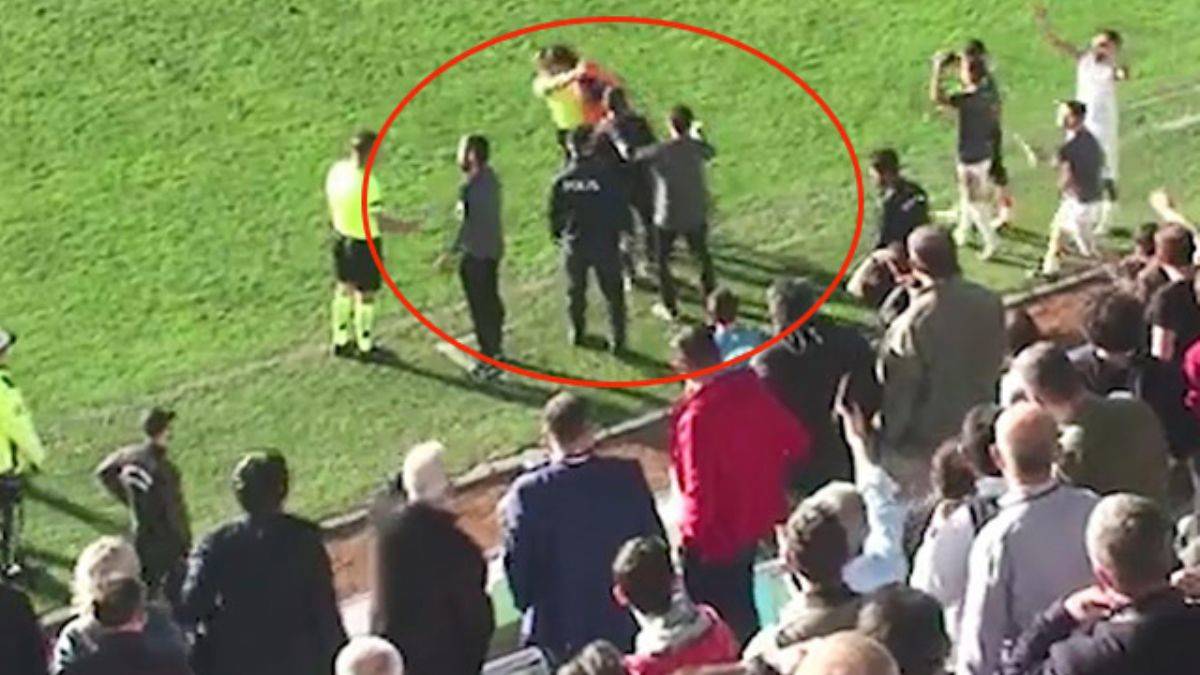 Kırmızı kart görünce hakeme kafa attı