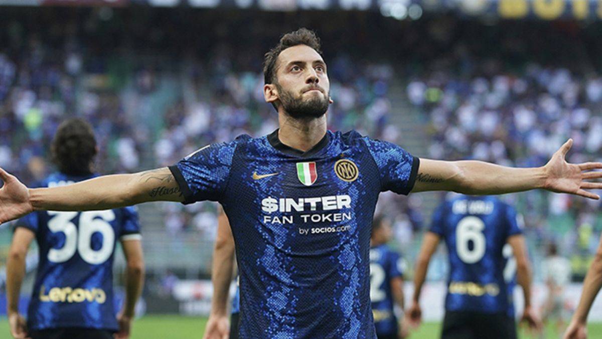 Hakan Çalhanoğlu'nun muhteşem golü tüm dünyanın dilinde