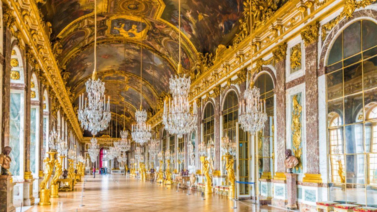 Fransa, Versay Sarayı'nın bir bölümü BAE'ye satıyor!