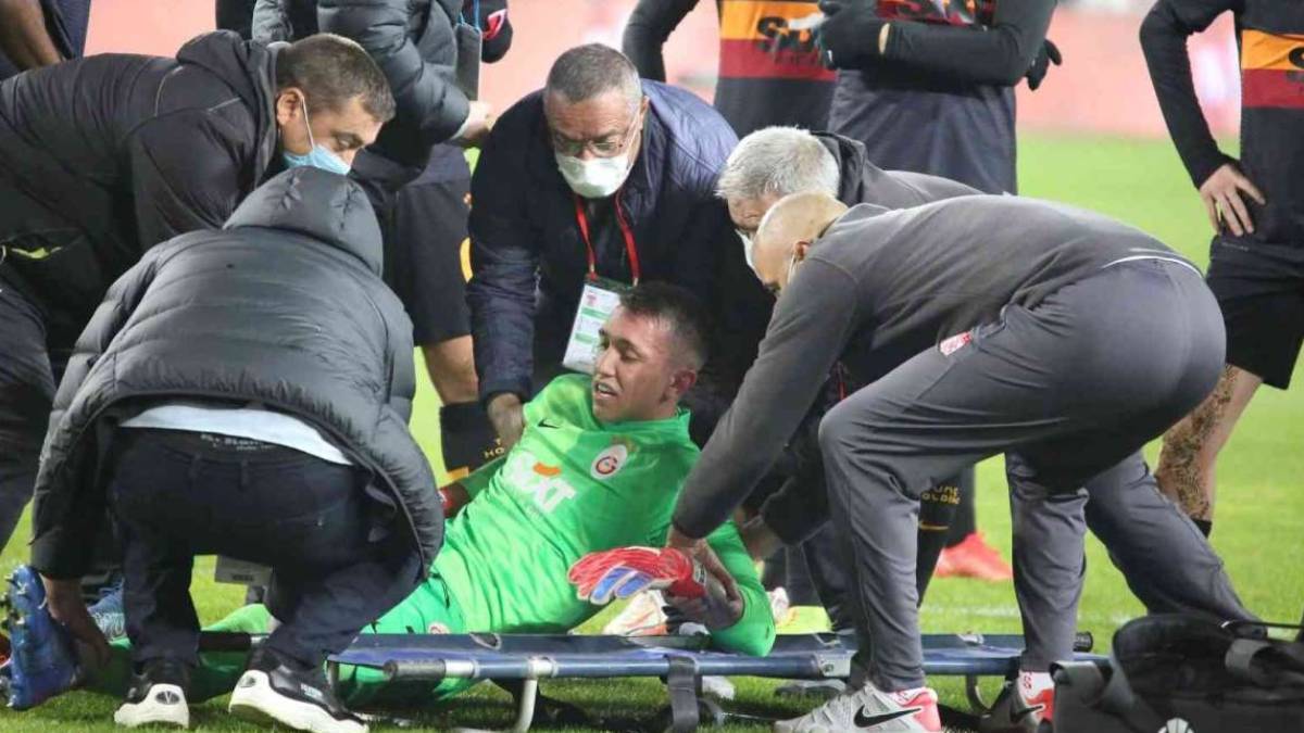 Muslera sakatlandı mı? Muslera kaç maç yok? Muslera ne kadar sahalardan uzak kalacak?