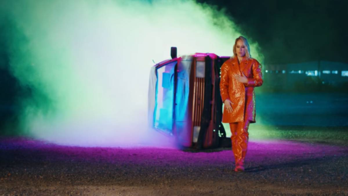 Birbirimize İyi Gelmiyoruz klip izle | Gülçin Ergül 'Birbirimize İyi Gelmiyoruz' şarkısı ve klibi HD izle