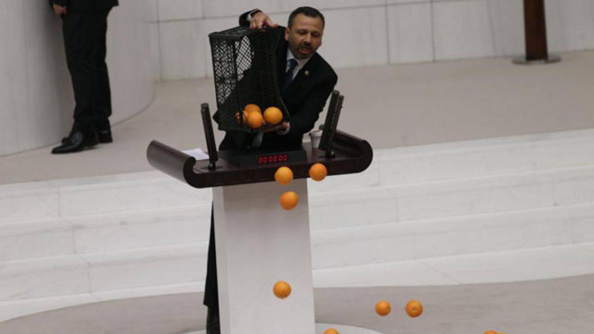 Bütçe görüşmesinde portakallı tepki