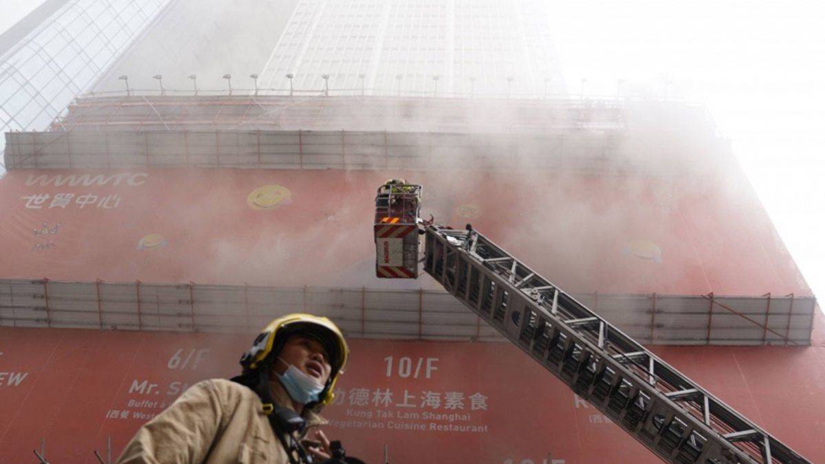 Hong Kong Dünya Ticaret Merkezi'nde yangın: Onlarca kişi içerde mahsur kaldı