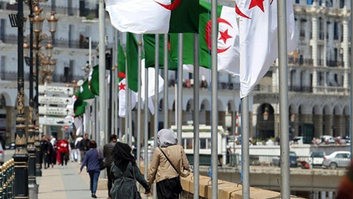 Cezayir'den Tunus'a 300 milyon dolarlık kredi