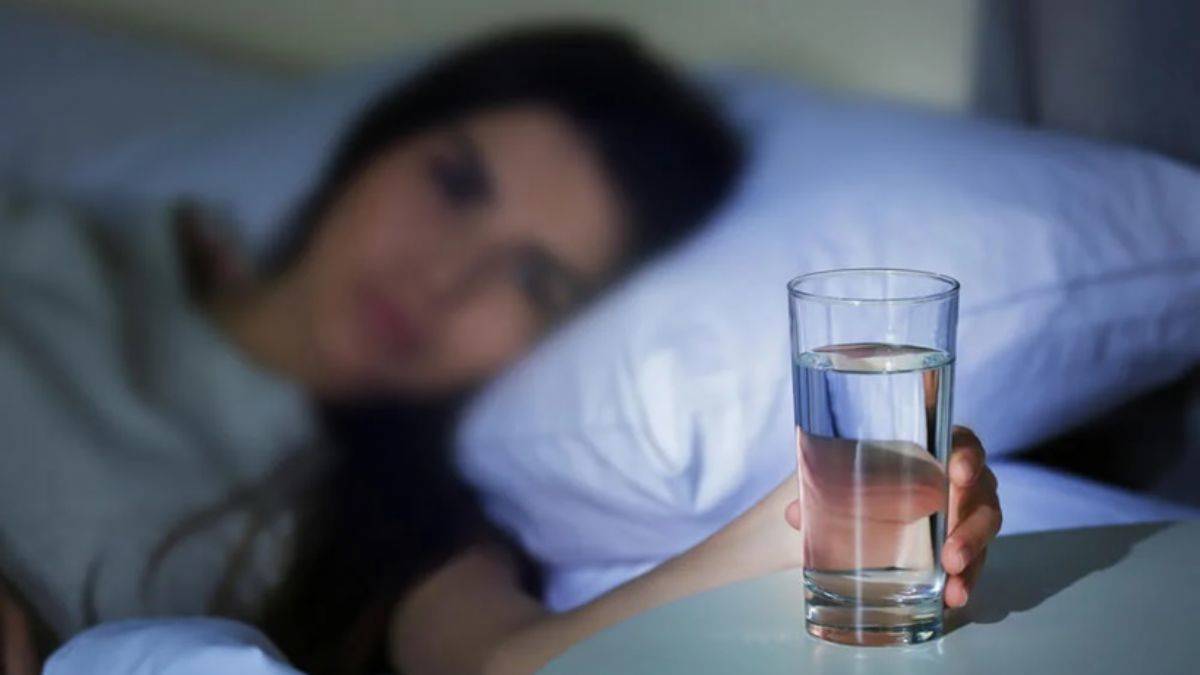 Yatarken baş ucunuza koyduğunuz suyu sakın içmeyin!