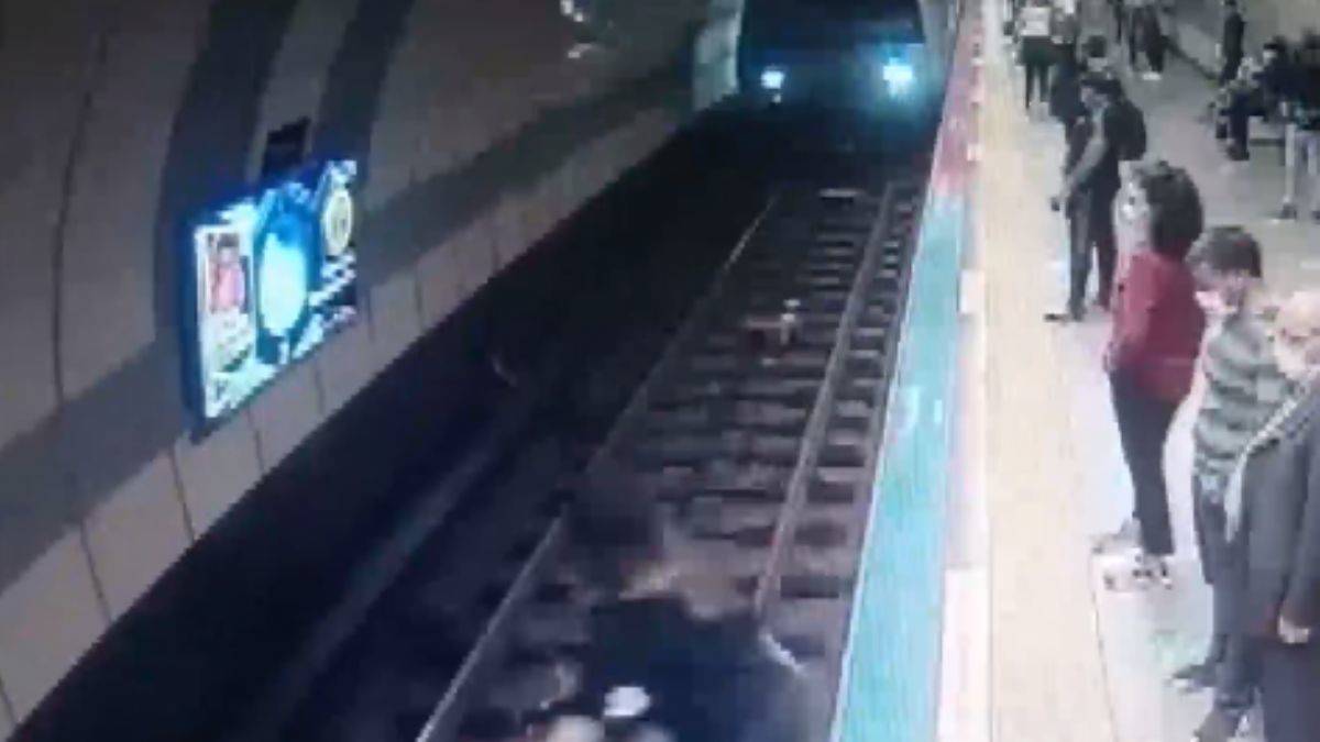 Trenin altına atladı, yürüyerek çıktı!