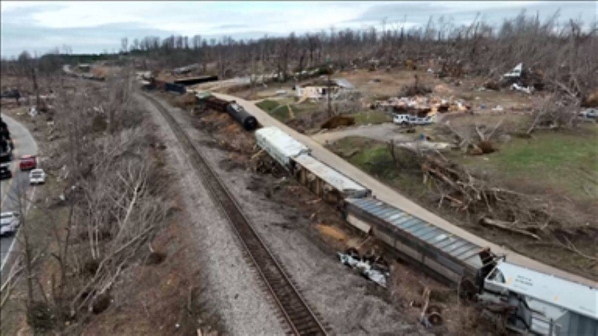 ABD: Hortum treni raydan çıkardı