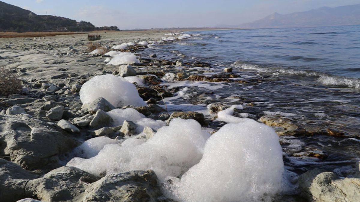 Burdur Gölü'nde tedirgin eden görüntü