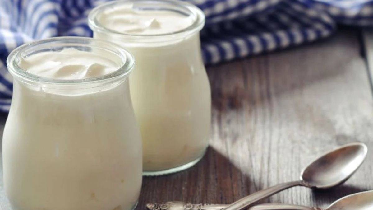 Sıcak suyun içerisine ekşi krema koyun ve...