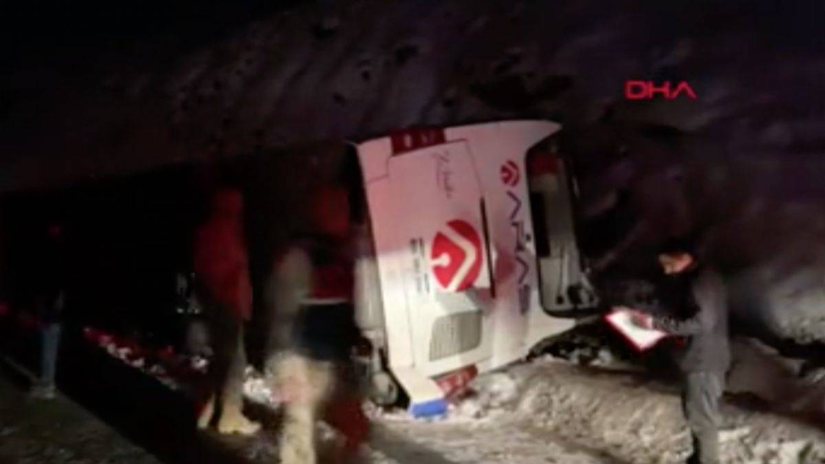 Kars'ta yolcu otobüsü devrildi; 3 ölü 10 yaralı