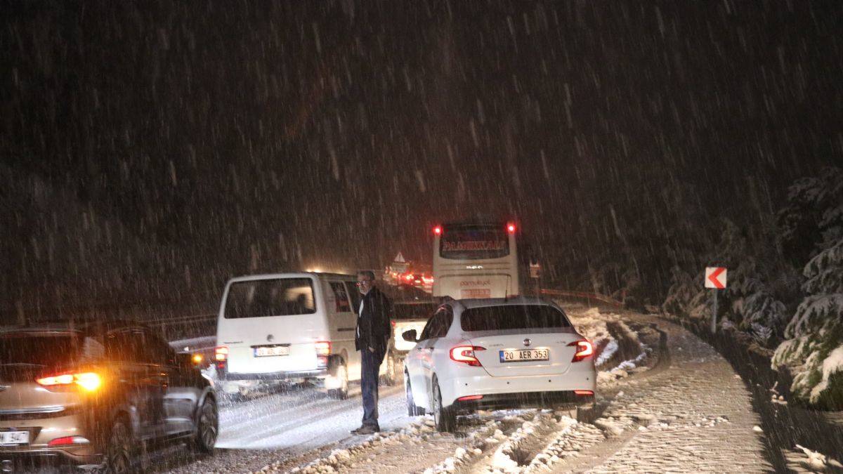 Denizli yolu ulaşıma kapandı!