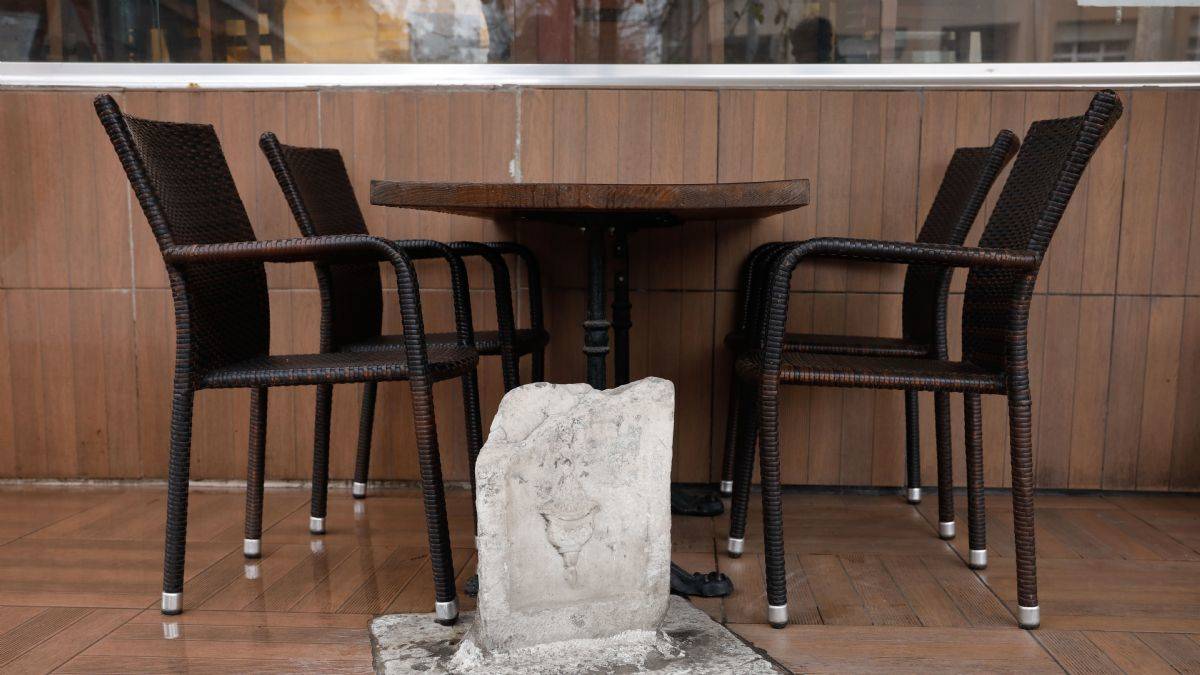 Kebapçıda müşterileri şaşırtan taş