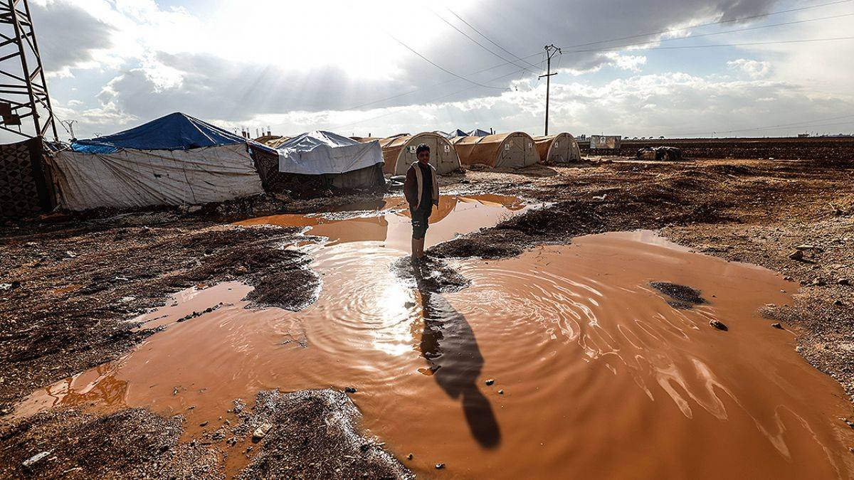 İdlib'deki kampları su bastı