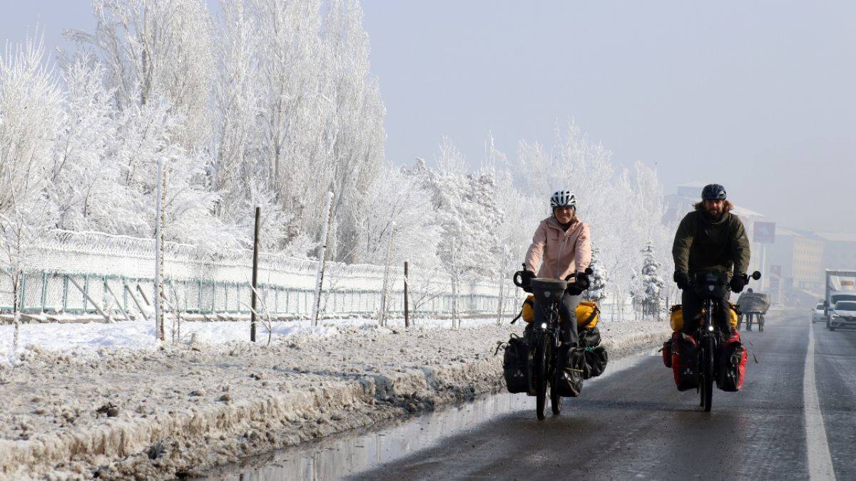 Hava Şartlarına Aldırmadan Bisikletle Dünya'yı Geziyorlar