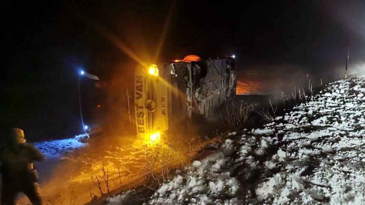 Van-Bitlis kara yolunda iki yolcu otobüsü devrildi: 24 yaralı
