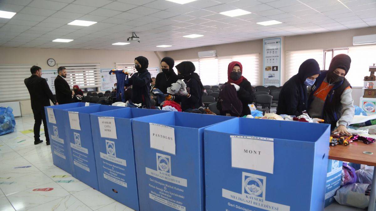 Öğrenciler hem ayrıştırdı hem ihtiyaç sahiplerine dağıttı