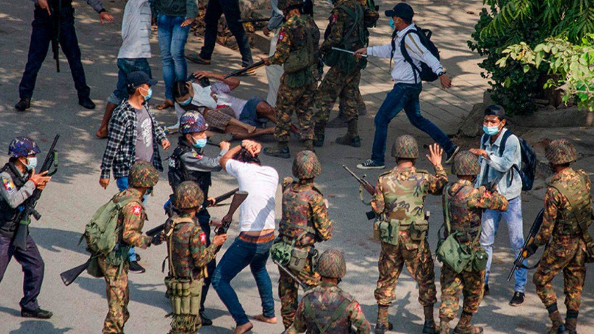 Darbeci ordudan katliam: Aralarında kadın ve çocukların olduğu 30 kişi öldürüldü