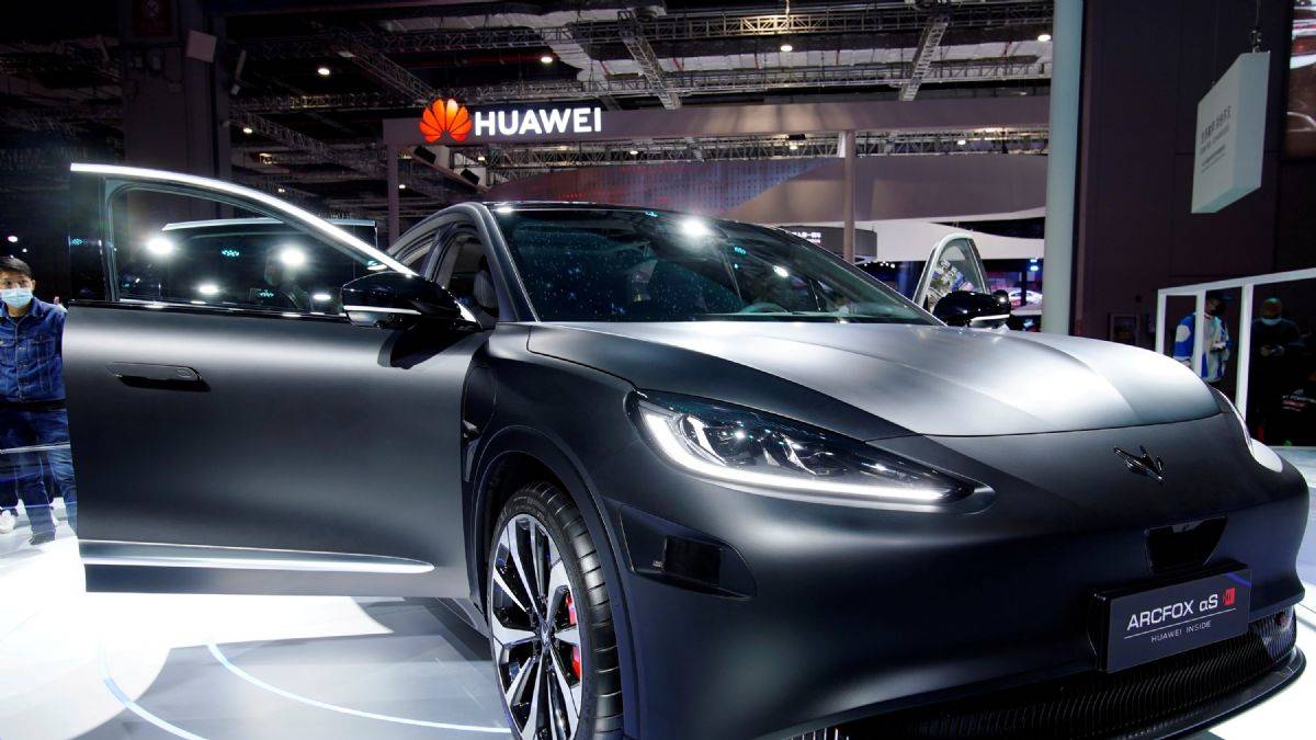 Huawei ilk elektrikli otomobilini tanıttı