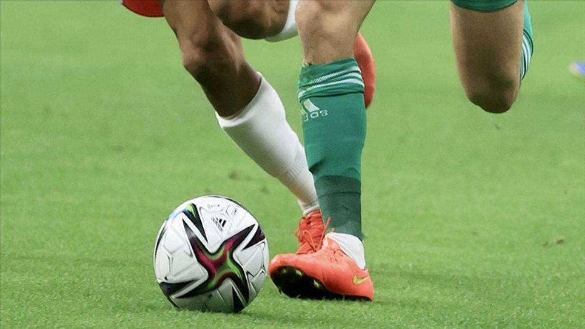 Kaleciyle çarpıştı, kalp krizinden vefat etti Sahada ölen futbolcu  kim?