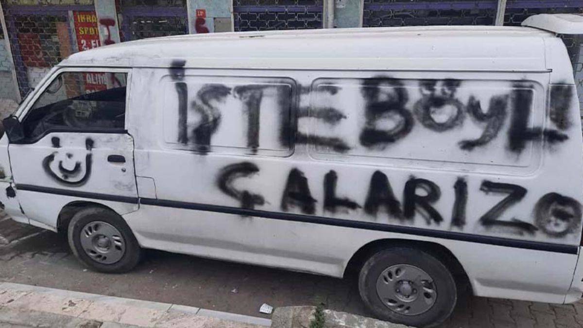 Arsızlığın böylesi! Çalıp, hırsızlık yaptıkları aracın üzerine 'işte böyle çalarız' yazmışlar