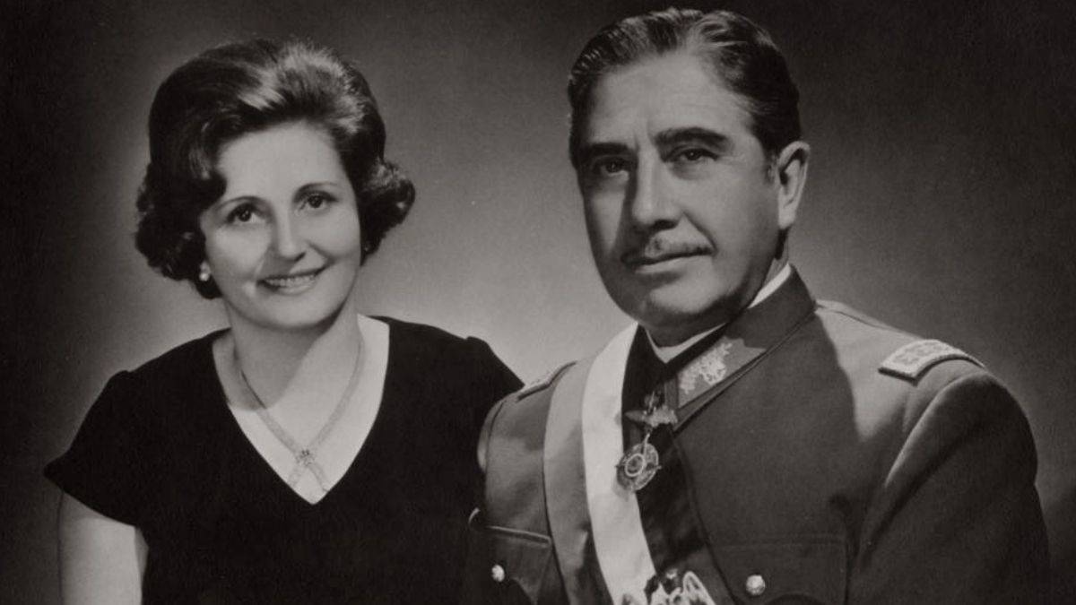 Pinochet'in eşinin ölümünü kutladılar