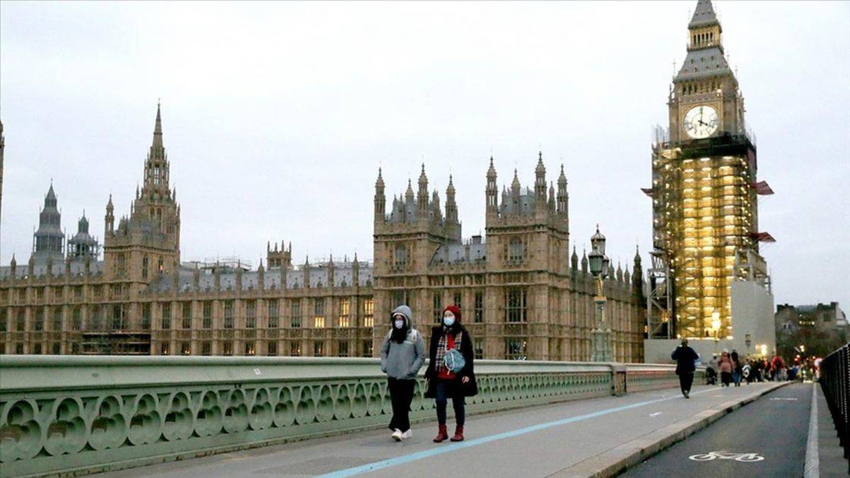 İngiltere'de günlük Kovid-19 vaka sayısı 129 bini geçti