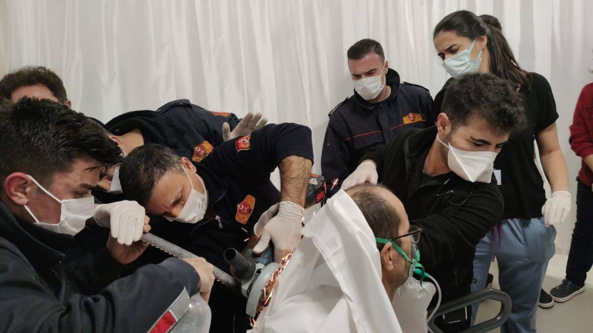 İşçinin sırtına saplanan testereyi itfaiye kesti