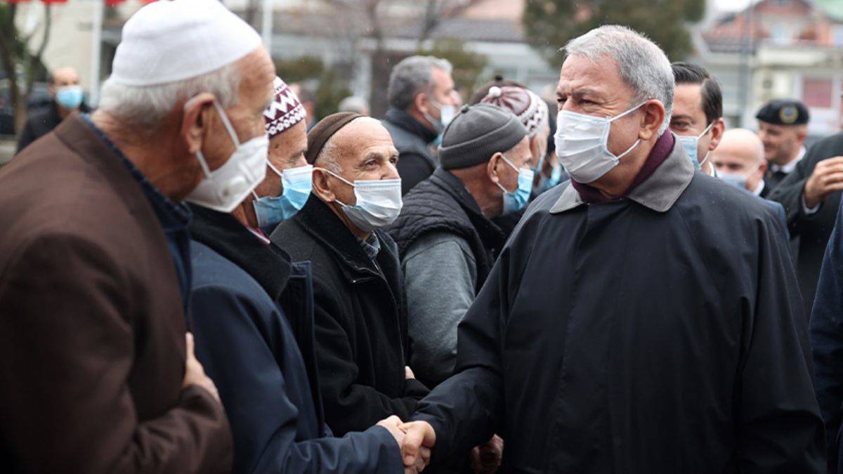 Bakanı Akar'a Kosova'da yaşayan Türklerden yoğun ilgi