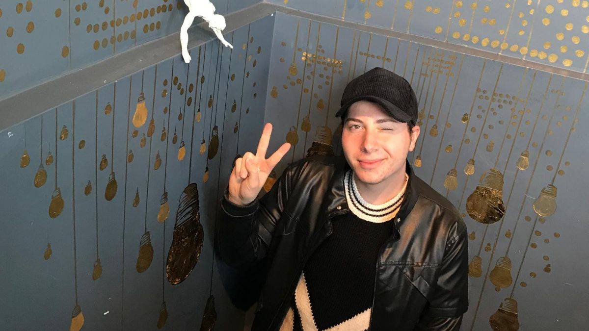 Efecin olarak tanınan şarkıcı ve sunucu (Furkan Efe Cin ) yeni şarkı müjdesi verdi